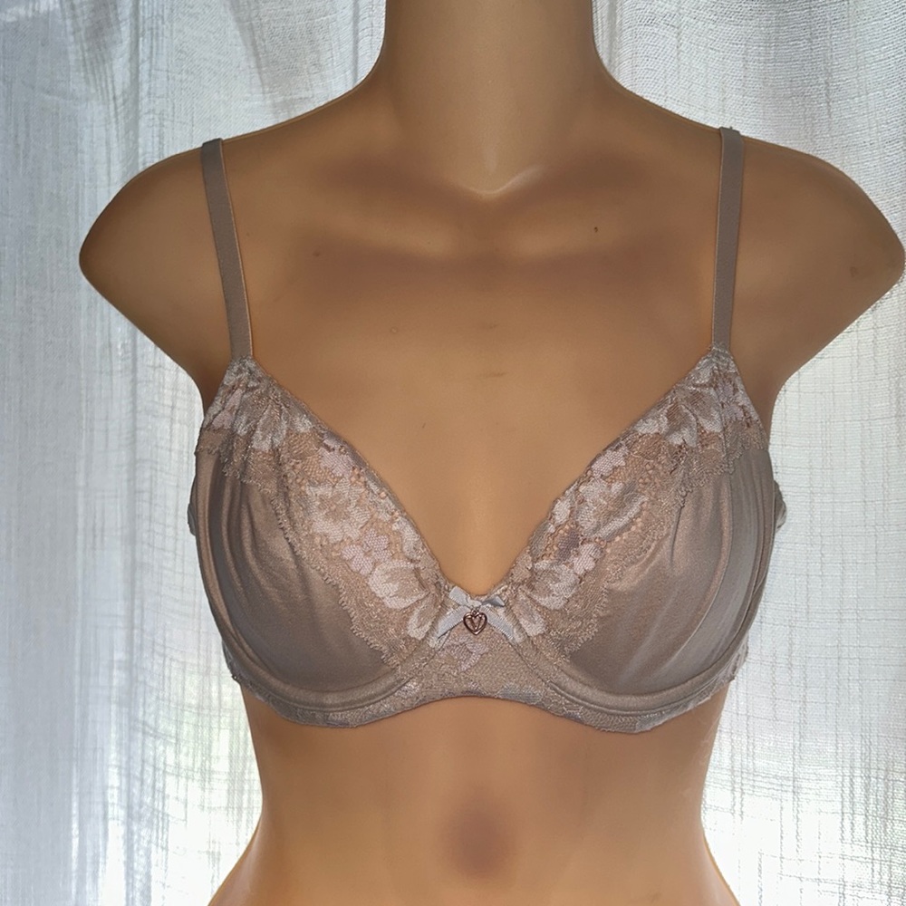 Victoria's Secret Light Taupe Lace Trim Underwire Bra